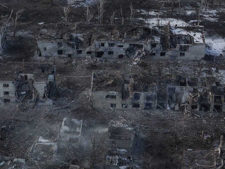 Letecký pohľad na čiastočne obsadené zničené mesto Toreck.