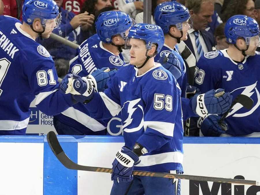 Vľavo slovenský hokejista Erik Černák.