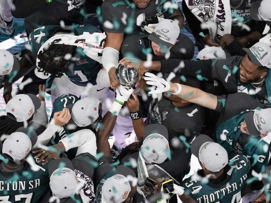 Hráči Philadelphie oslavujú víťazstvo.