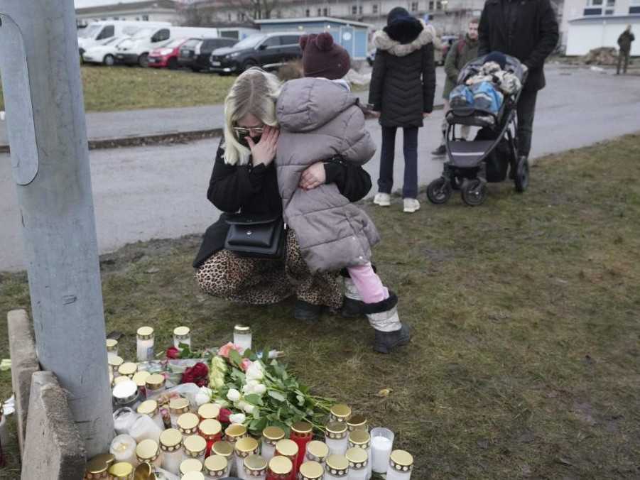 Žena plače neďaleko miesta streľby vo švédskom meste Örebro.