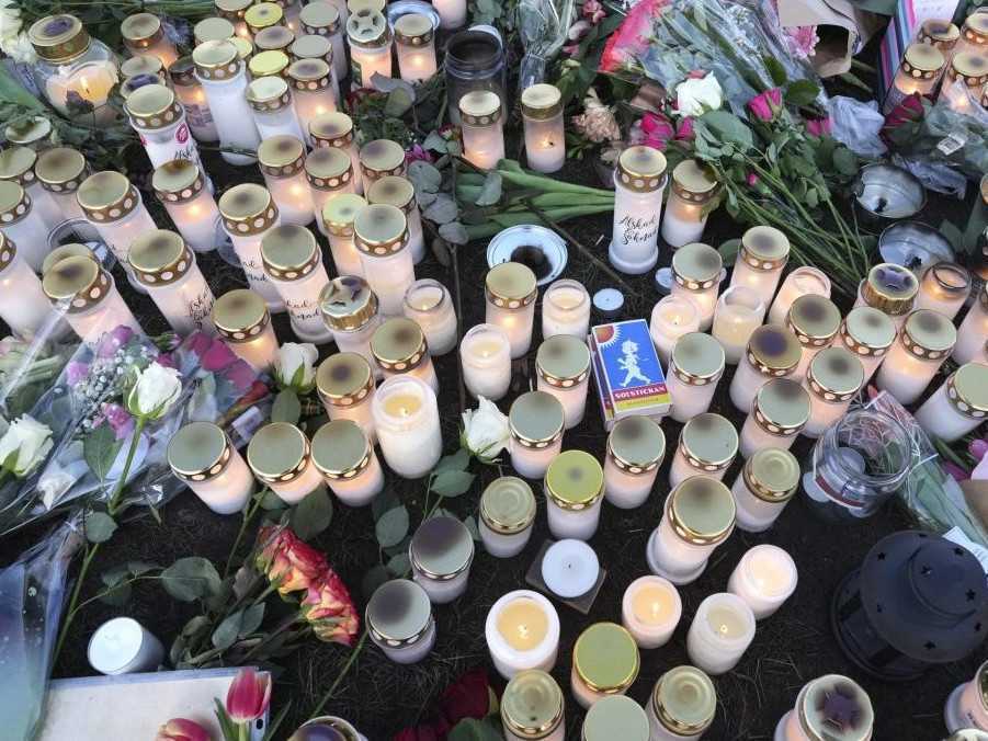 Sviečky a kvety neďaleko miesta streľby na škole vo švédskom meste Örebro.