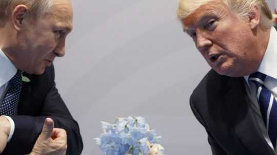 Na archívnej snímke Vladimi Putin a Donald Trump.