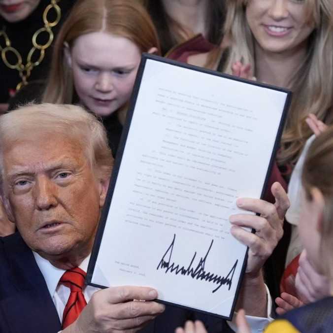 Trump pokračuje v agresívnej politike: Transrodovým športovkyniam zakázal súťažiť v ženských súťažiach