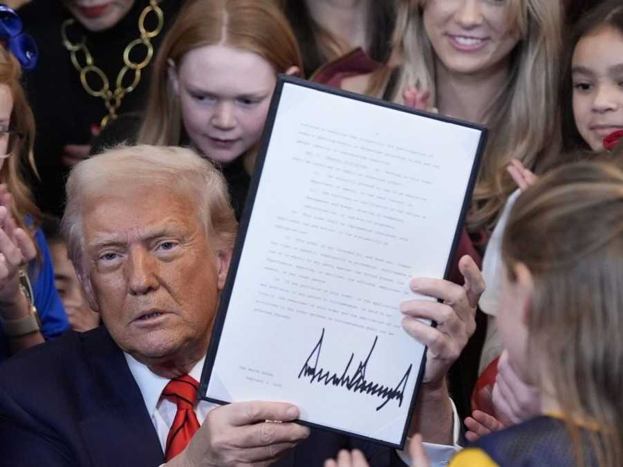 Donald Trump s dekrétom, ktorým chce vylúčiť transrodové dievčatá a ženy zo ženských športov.