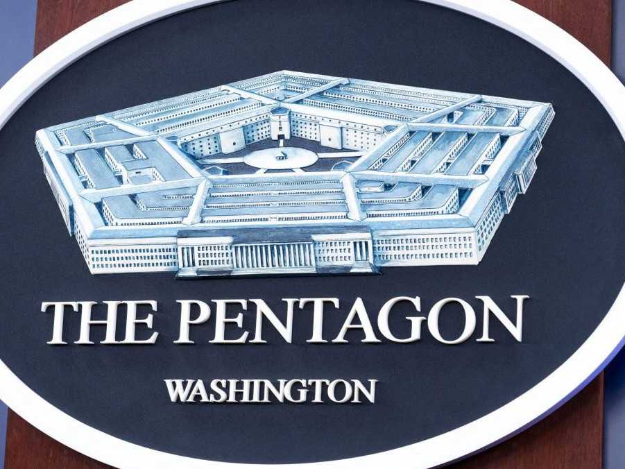 Logo ministerstva obrany na stene v miestnosti pre tlačové brífingy v Pentagóne.