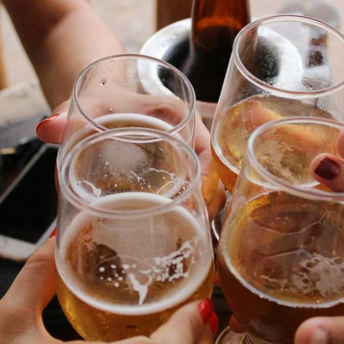 Japonská firma reaguje na starnutie populácie. Mladých neláka na vysoký plat, ale na alkohol a voľno „po opici“