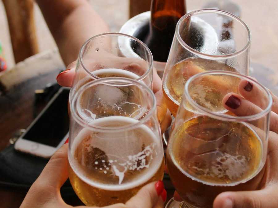 Japonská firma reaguje na starnutie populácie. Mladých neláka na vysoký plat, ale na alkohol a voľno „po opici“