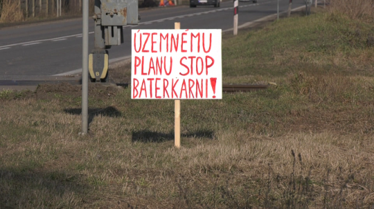 bilbord vyzývajúci na zastavenie výstavby baterkárne