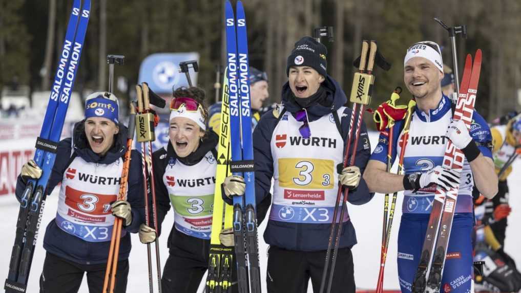 Úvodné preteky MS v biatlone vyhrala francúzska štafeta, Slováci skončili na 12. mieste