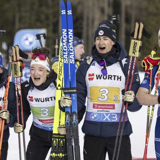 Úvodné preteky MS v biatlone vyhrala francúzska štafeta, Slováci skončili na 12. mieste