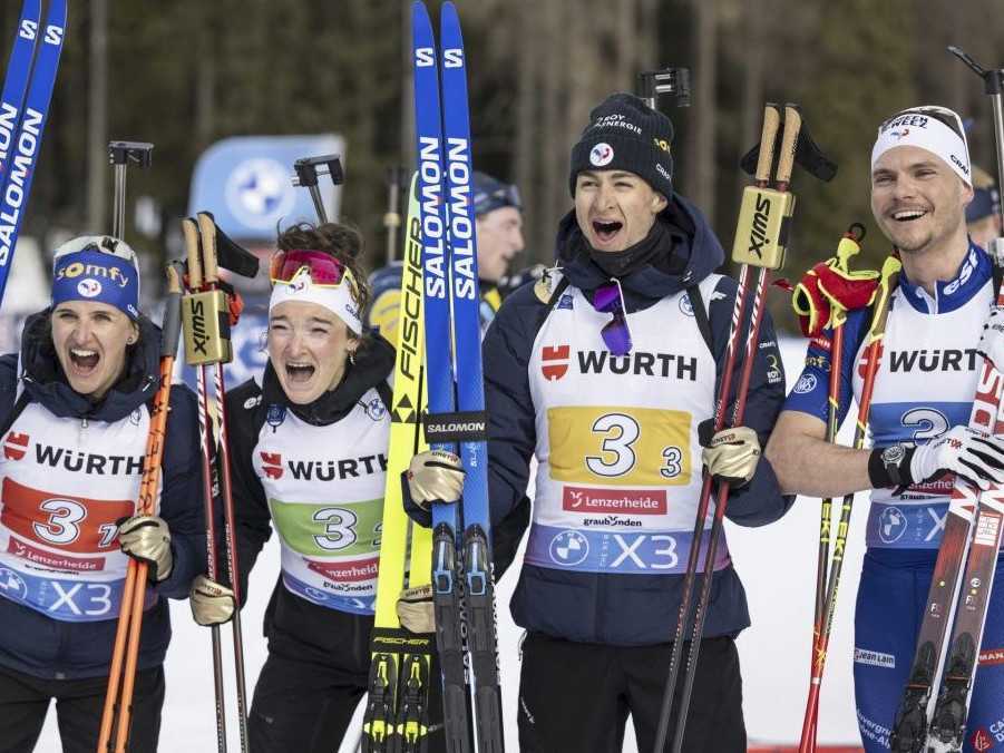 Úvodné preteky MS v biatlone vyhrala francúzska štafeta, Slováci skončili na 12. mieste