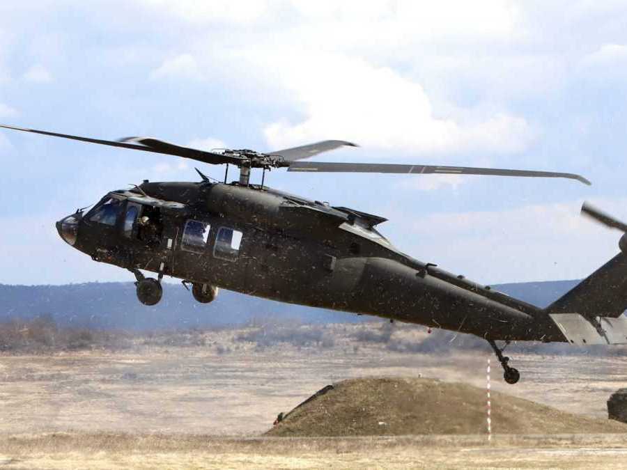 Archívna snímka - Americký vrtuľník Black Hawk počas vojenského cvičenia v Lešti.