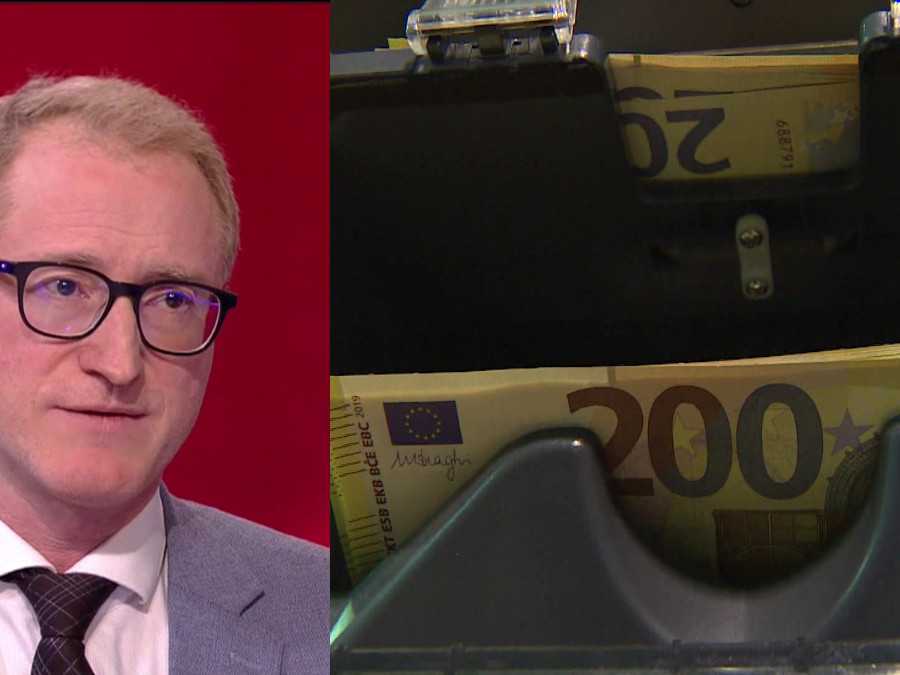 Finančný analytik OVB Marián Búlik, vedľa neho bankovky v počítačke.