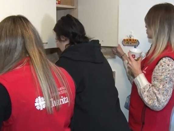 Na snímke Dominika s členkami charity v jej novom domove.