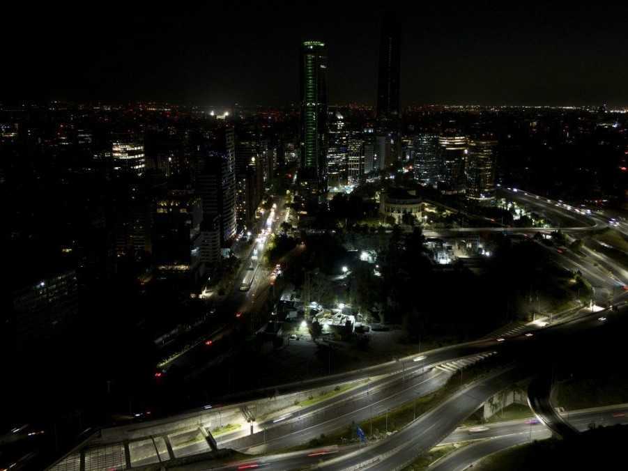 Santiago v Čile počas výpadku elektriny.