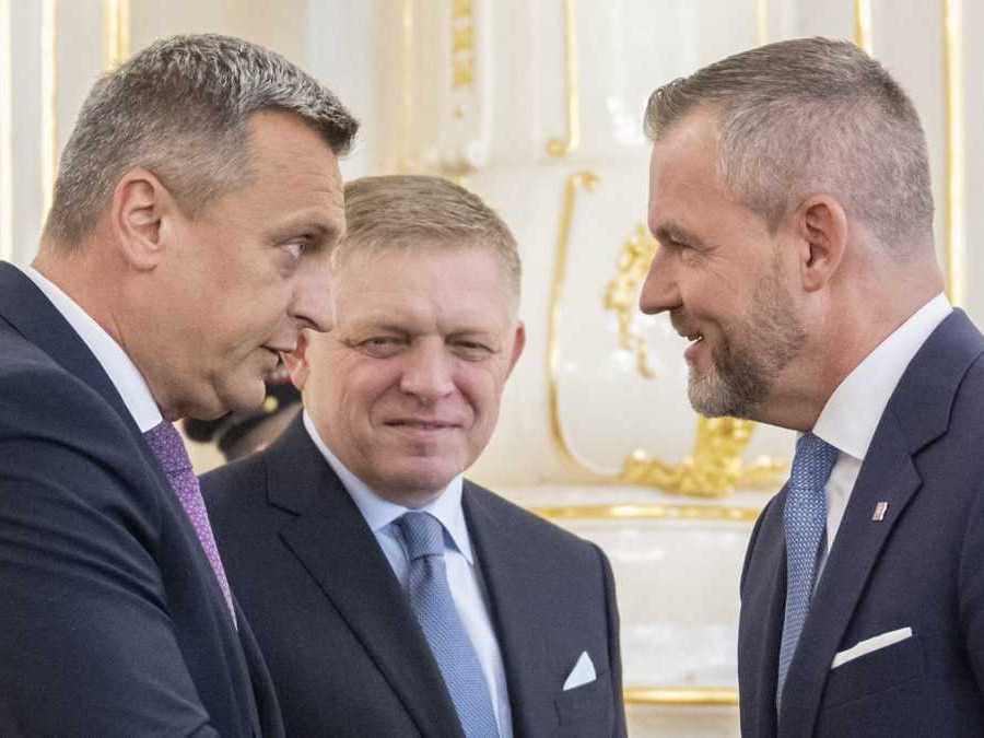Sprava prezident Peter Pellegrini, premiér Robert Fico (Smer-SD) a šéf SNS Andrej Danko.