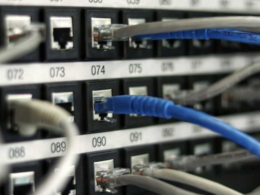 Na snímke je dátové centrum s lan káblami.