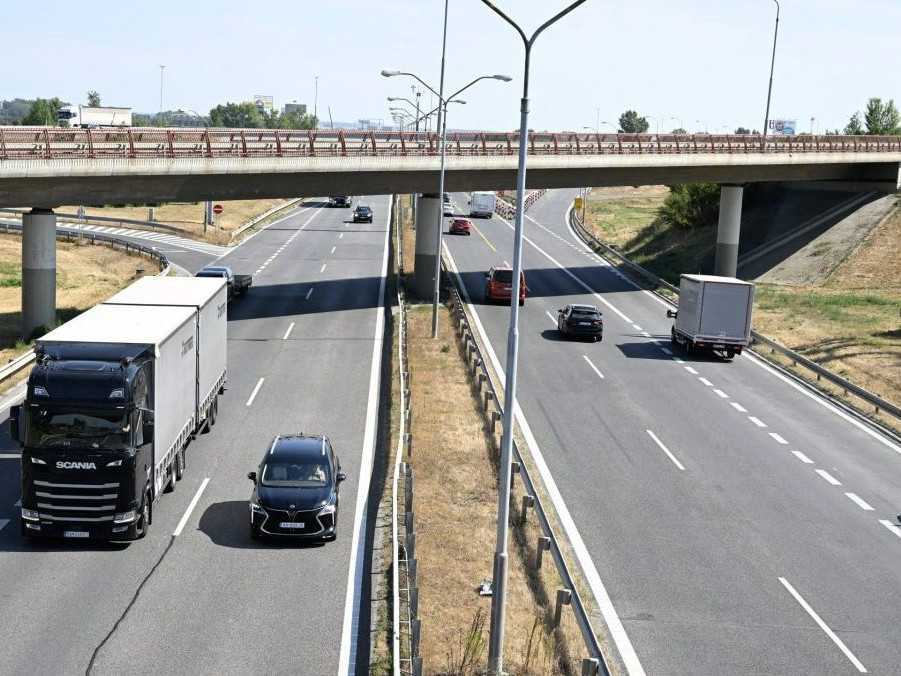 Na ilustračnej snímke pohľad na diaľnicu.