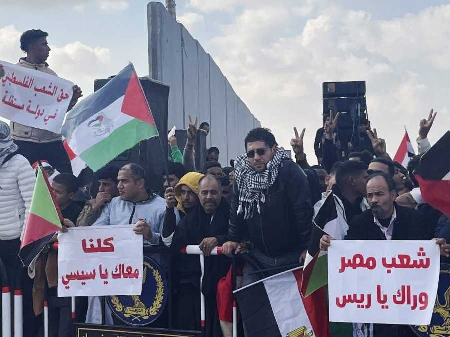 Na snímke zhromaždenie Egypťanov, ktorí nesúhlasia s vysídlením Palestínčanov.