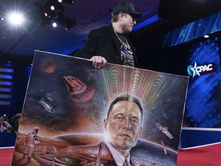 Na snímke Elon Musk so svojou podobizňou.