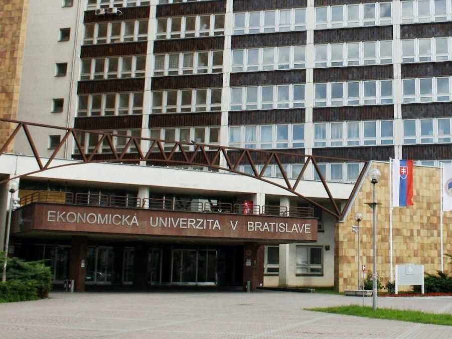 Na ilustračnej snímke ekonomická univerzita v Bratislave.