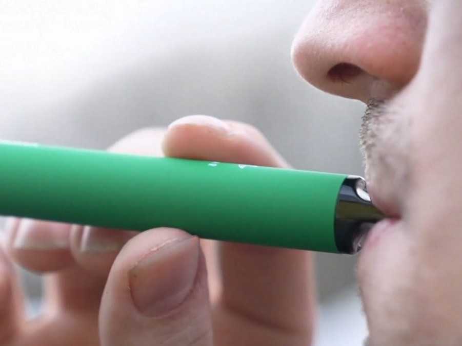 muž fajčí elektronickú cigaretu