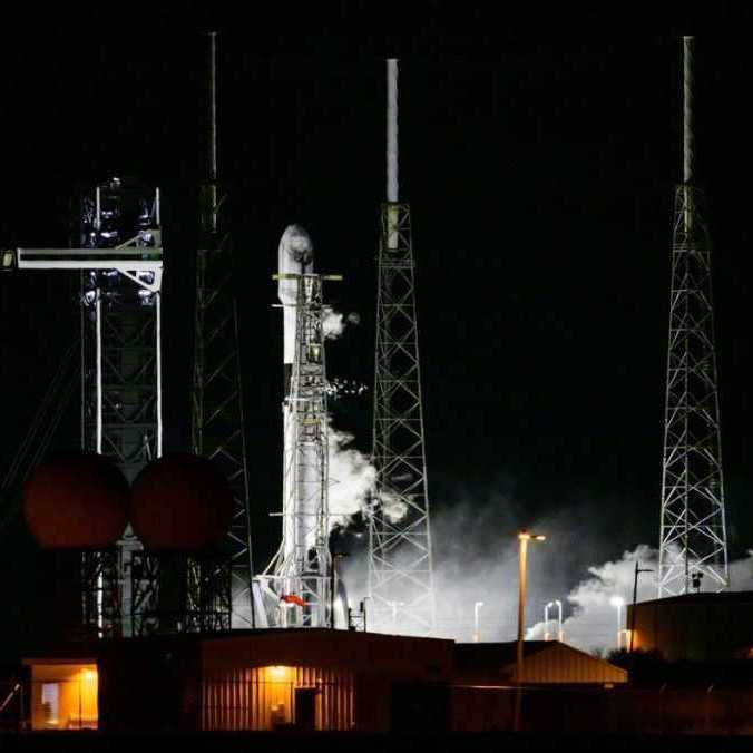 Raketa Falcon 9 spoločnosti SpaceX odštartovala. Na obežnú dráhu vynesie desiatky satelitov