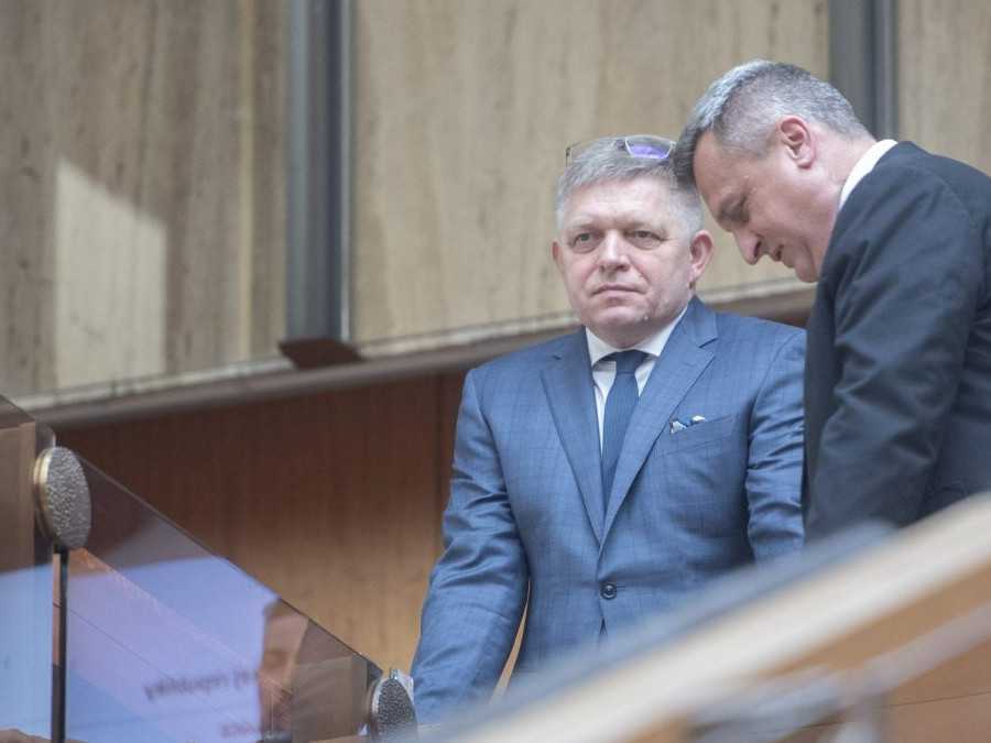 Zľava premiér SR Robert Fico (Smer-SD) a podpredseda NR SR Andrej Danko (SNS).