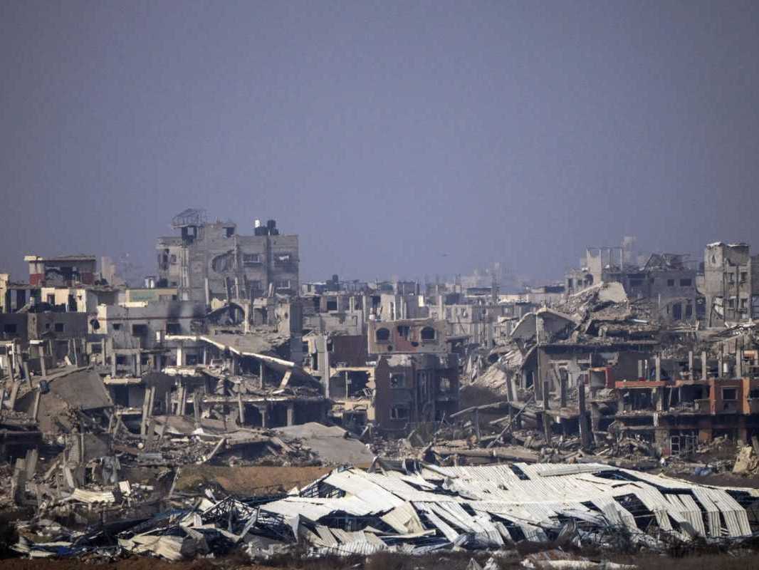 Na snímke zničené budovy na severe Gazy.