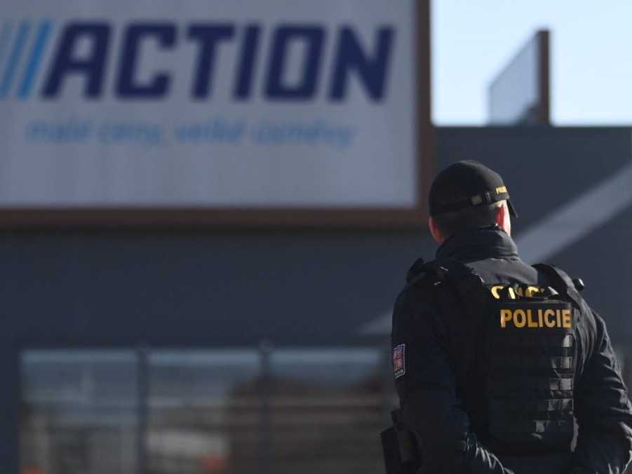 Na snímke česká polícia na mieste tragickej udalosti v Hradci Králové.