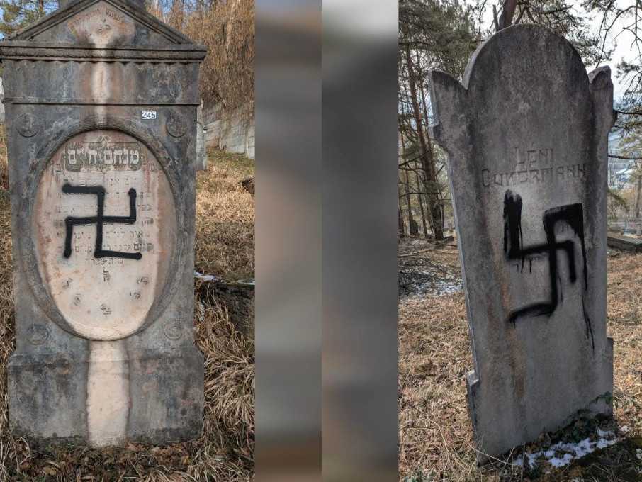 Židovské hroby pomaľované hákovými hrobmi.