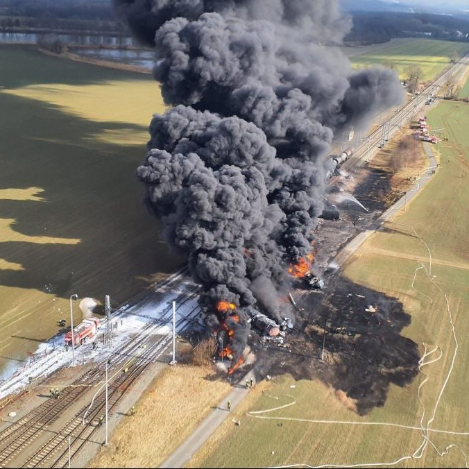 VIDEO: V Česku sa vykoľajil nákladný vlak. Vypukol požiar, z cisterny uniká toxická a horľavá látka