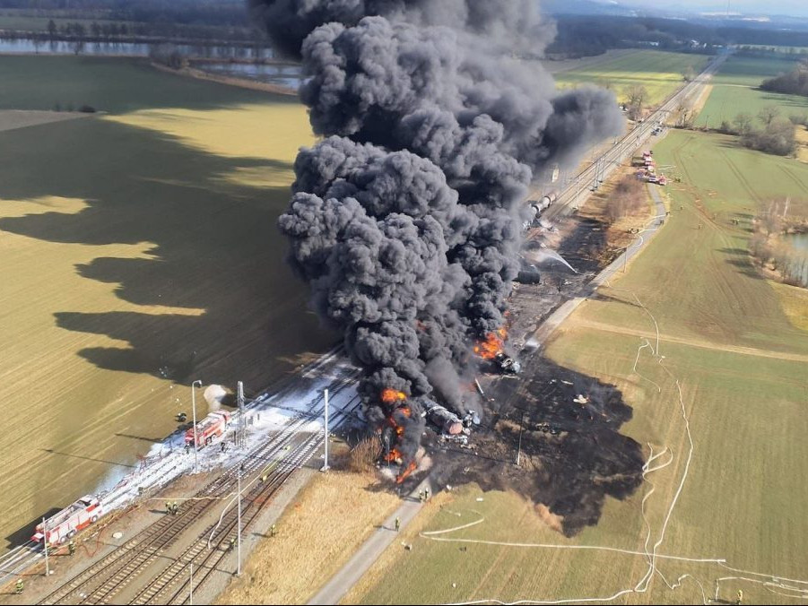 VIDEO: V Česku sa vykoľajil nákladný vlak. Vypukol požiar, z cisterny uniká toxická a horľavá látka