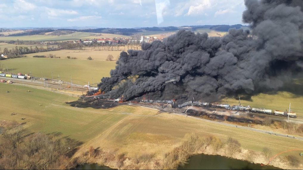 Pri obci HustopeÃ„Âe nad BeÃ„Âvou horÃƒÂ­ lokomotÃƒÂ­va a pÃƒÂ¤Ã…Â¥ Ã…Â¾elezniÃ„ÂnÃƒÂ½ch vagÃƒÂ³nov.