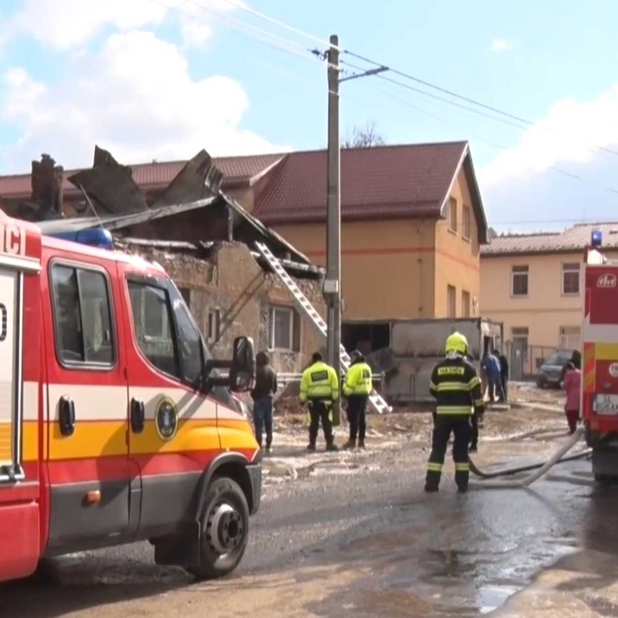 Oheň vyhnal deti z postelí bosé priamo na ulicu: Po požiari na východe Slovenska prišlo o strechu nad hlavou vyše 50 ľudí