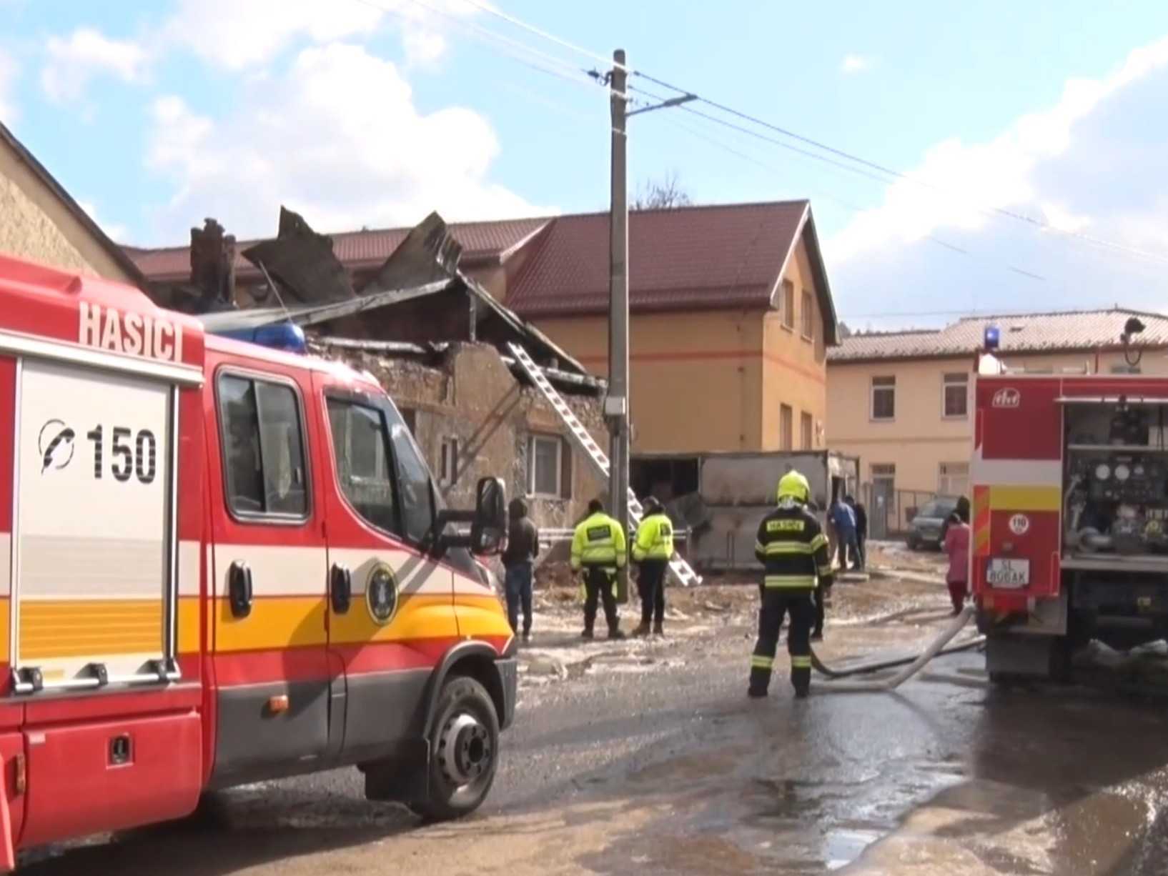 Oheň vyhnal deti z postelí bosé priamo na ulicu: Po požiari na východe Slovenska prišlo o strechu nad hlavou vyše 50 ľudí