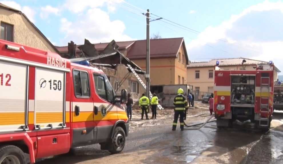 Oheň vyhnal deti z postelí bosé priamo na ulicu: Po požiari na východe Slovenska prišlo o strechu nad hlavou vyše 50 ľudí