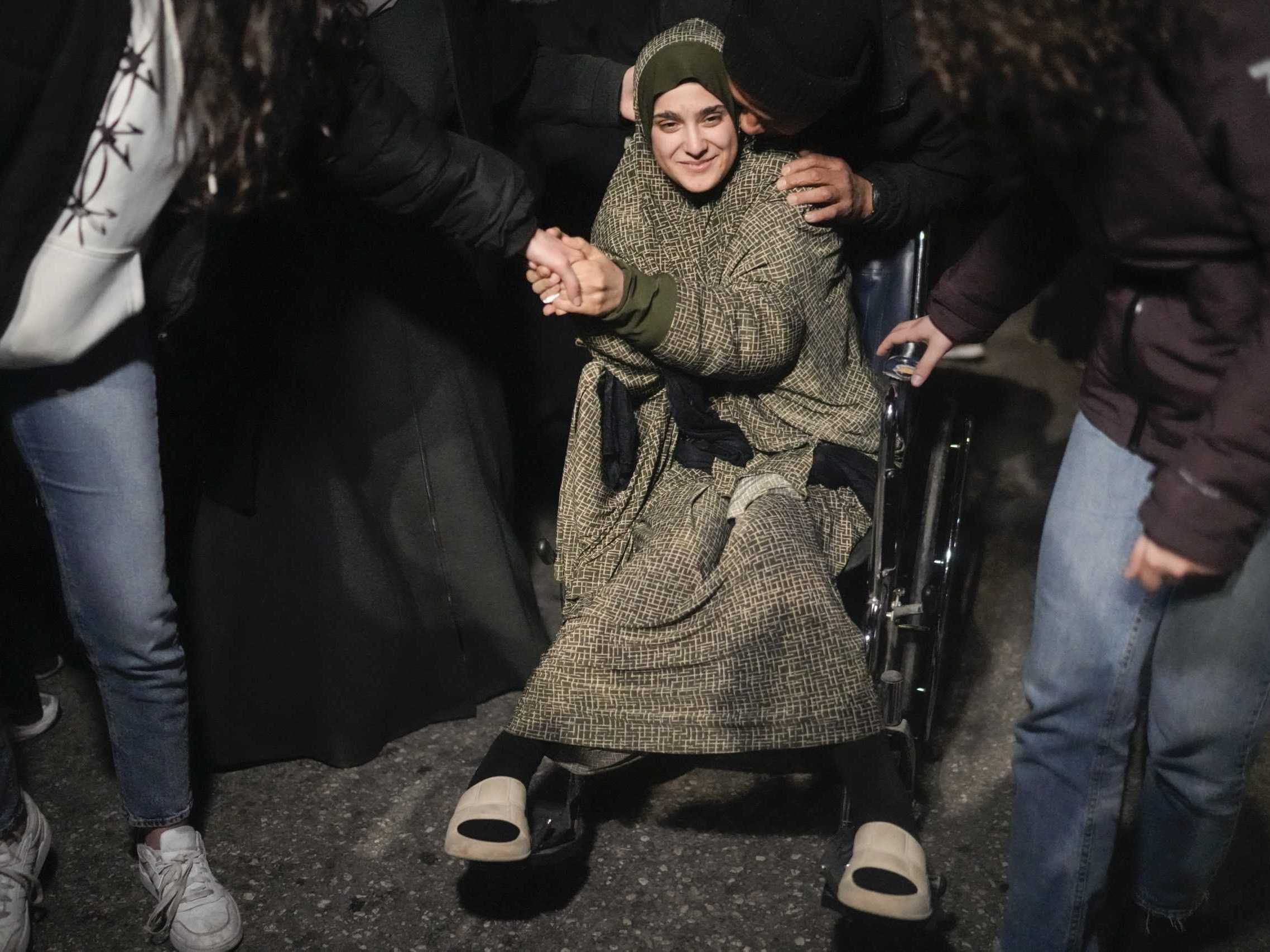 Palestínska väzenkyňa - žena sedí na vozíku.