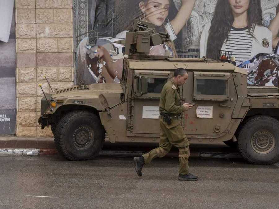 Izrael začal sťahovať jednotky z niektorých oblastí Libanonu. Má odovzdať kontrolu  mierovým jednotkám