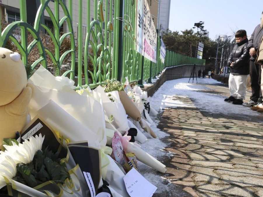 Na snímke pietne miesto pred školou v Južnej Kórei.