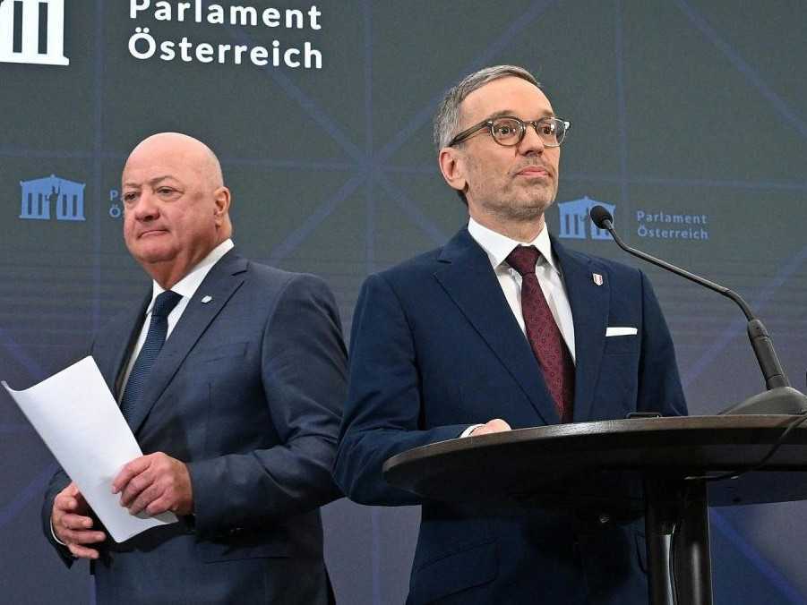 Zľava líder ÖVP Christian Stocker a predseda FPÖ Herbert Kickl.