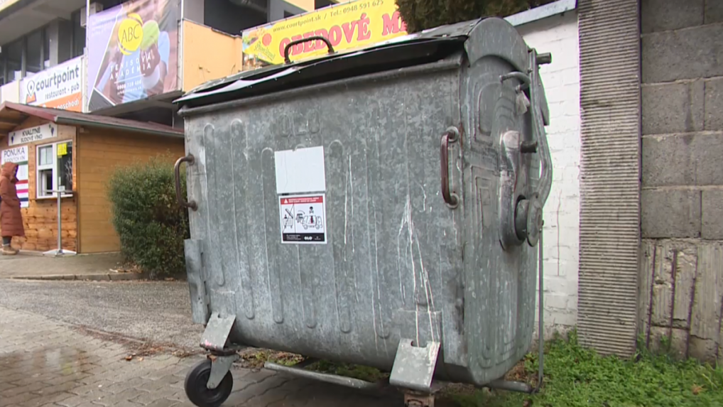 Spanie v kontajneri môže skončiť tragicky: Bratislava zaviedla varovné nálepky pre ľudí bez domova
