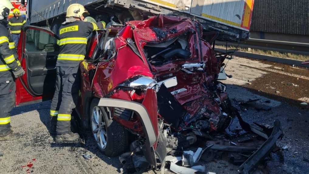 Vážna dopravná nehoda v Košiciach: Auto s matkou a dieťaťom ostalo zakliesnené pod kamiónom