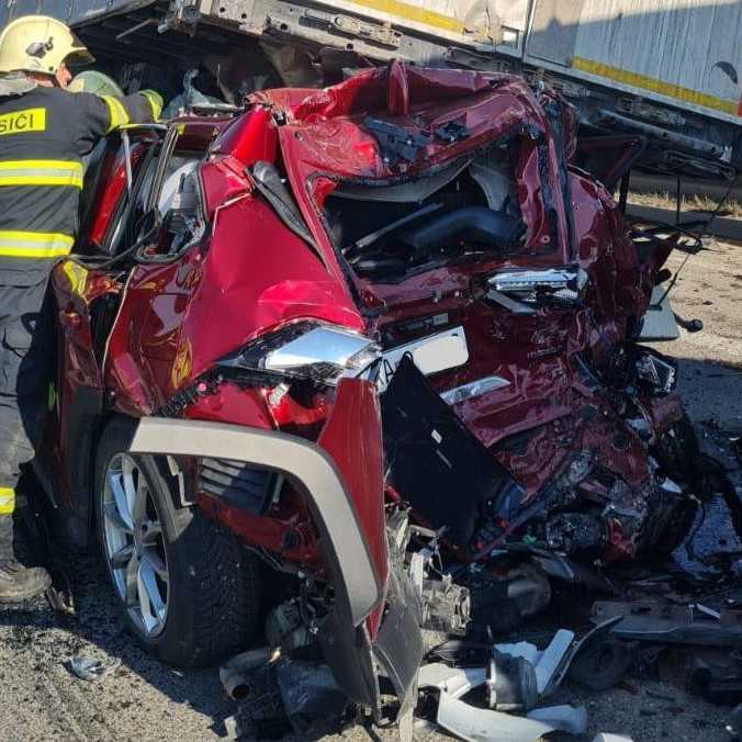 Vážna dopravná nehoda v Košiciach: Auto s matkou a dieťaťom ostalo zakliesnené pod kamiónom