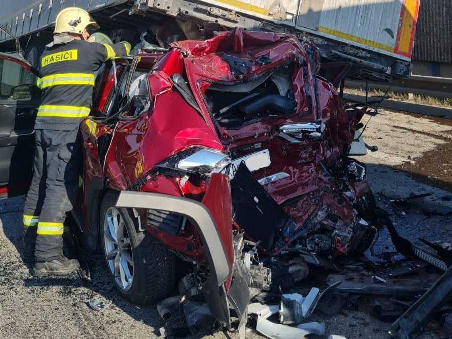 Vážna dopravná nehoda v Košiciach: Auto s matkou a dieťaťom ostalo zakliesnené pod kamiónom