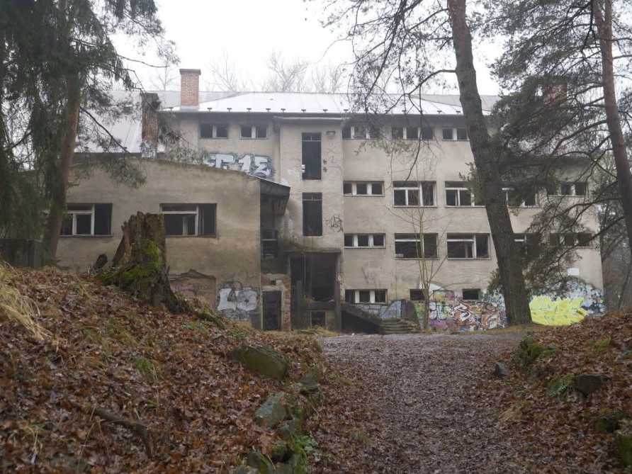 Chátrajúca budova mestských kúpeľov vo Zvolene.