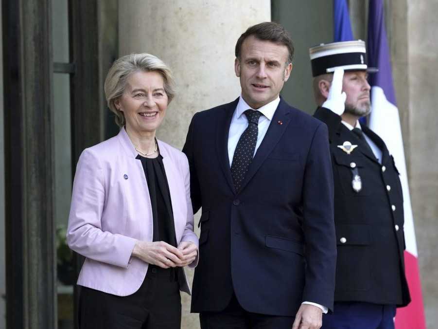 Ursula von der Leyenová a Emmanuel Macron