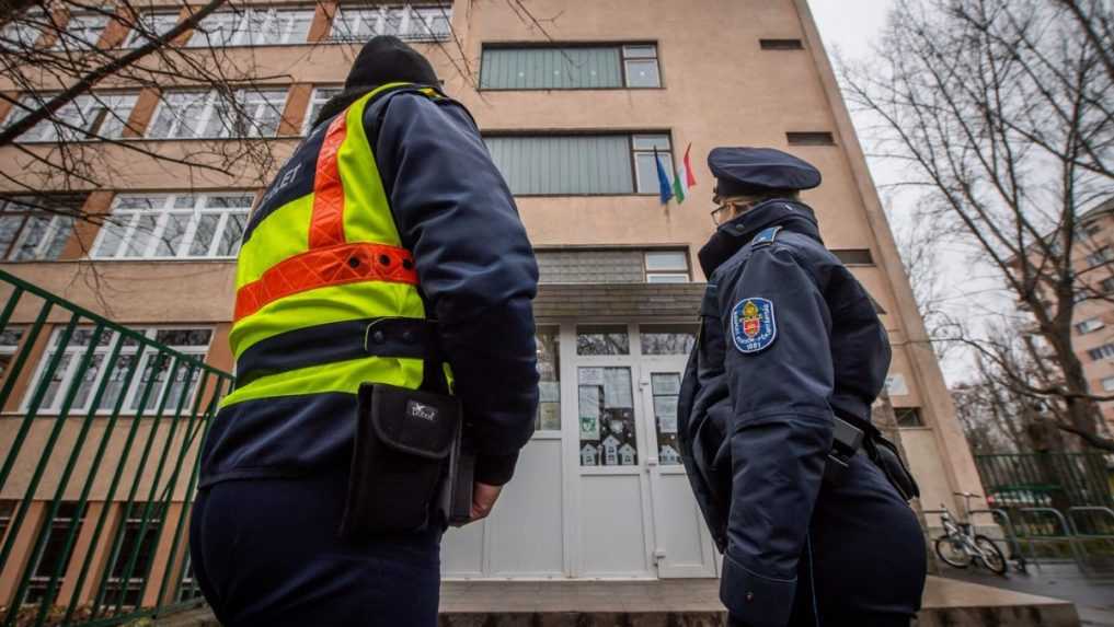 Za bombovými vyhrážkami na školách v Maďarsku je 15-ročný chlapec. Zadržala ho tamojšia polícia