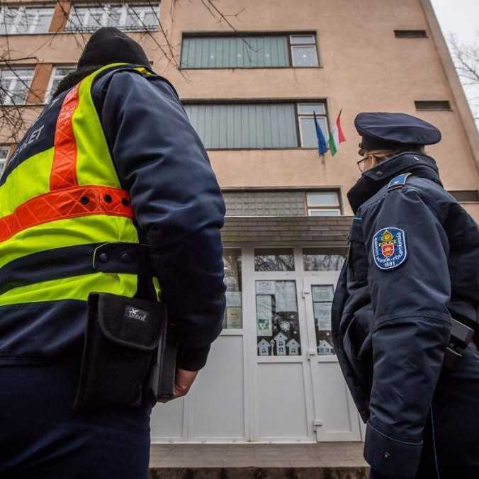 Za bombovými vyhrážkami na školách v Maďarsku je 15-ročný chlapec. Zadržala ho tamojšia polícia