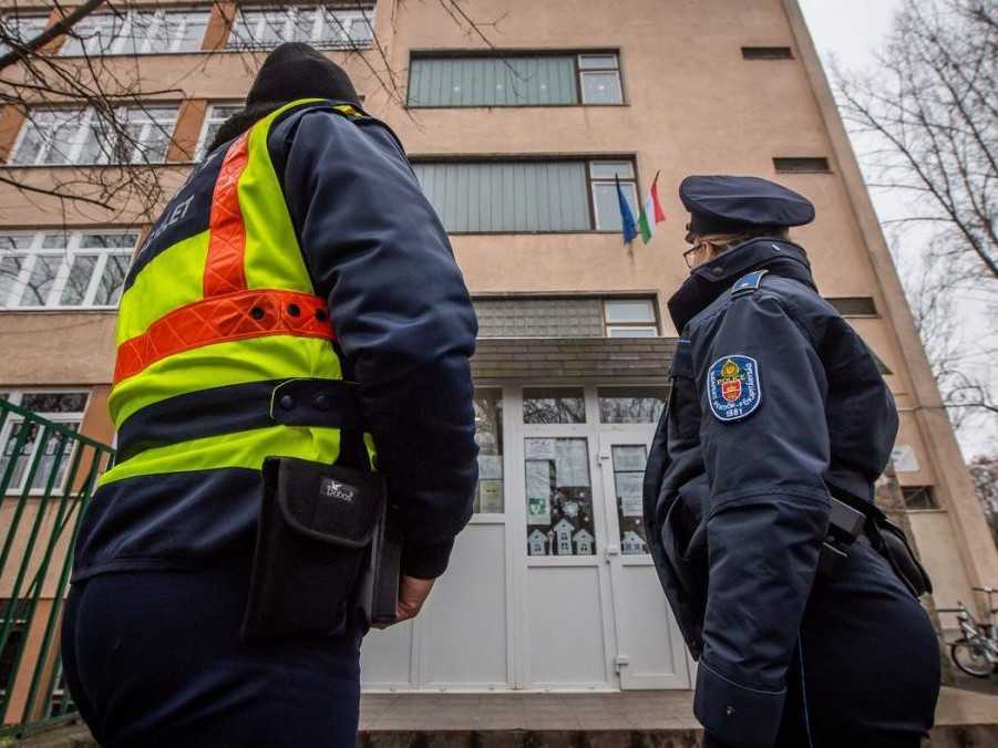 Na archívnej snímke strážnik a policajtka pred školou v Budapešti.
